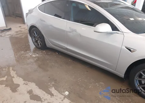 2018 Tesla Model 3 Long Range/Mid Range z USA, uszkodzony, nr VIN 5YJ3E1EA0JF037445